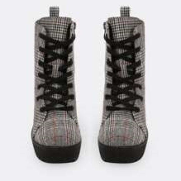 boots - Picture 2 of 4